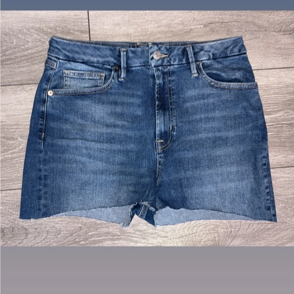 Forever 21 Denim Cut Off Shorts Size 31 High Rise Medium Wash 2 In Inseam EUC